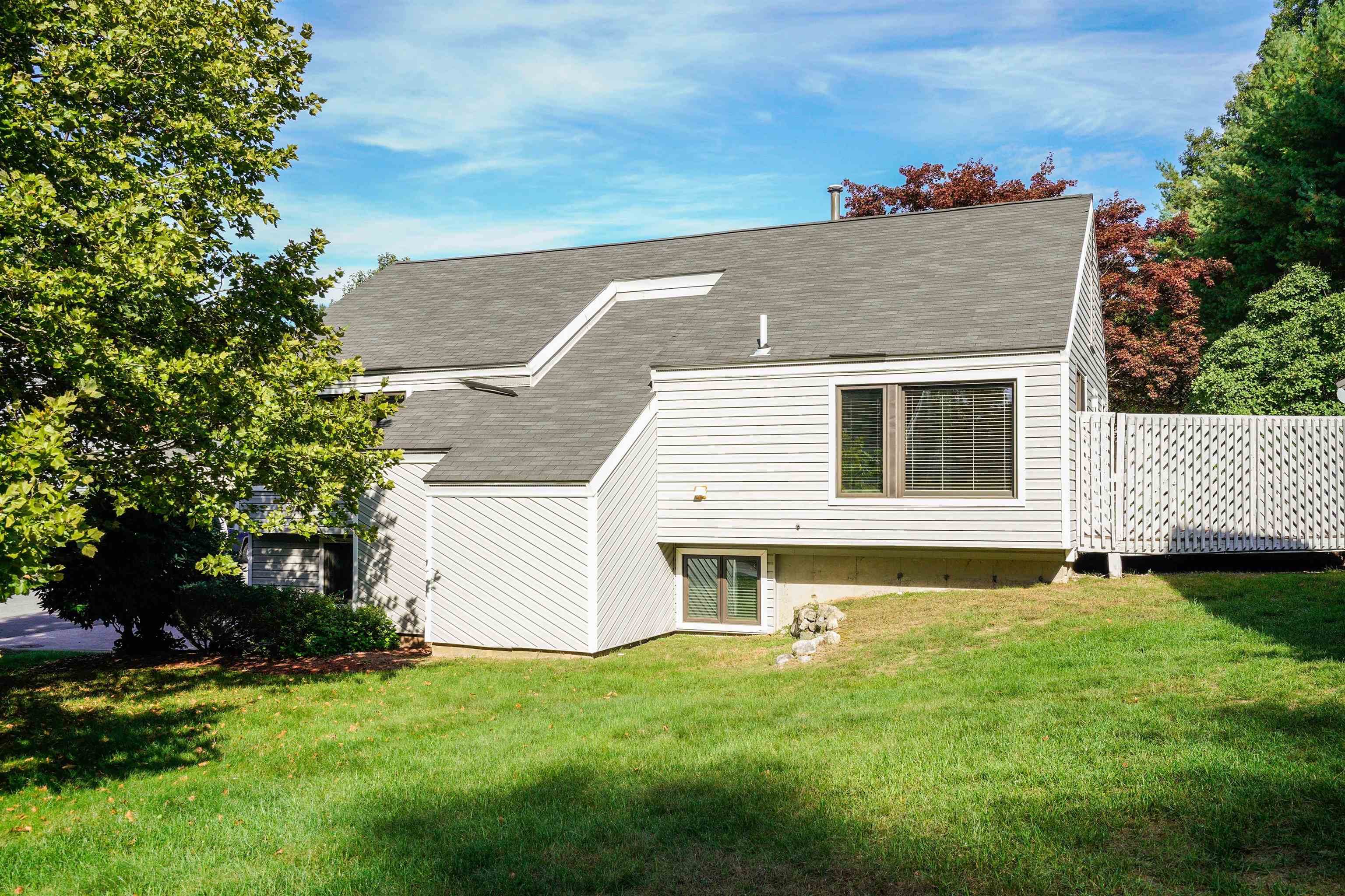Landsdown Dr, Nashua, NH 03062