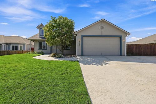 8305 W Clearwater Pl, Kennewick, WA, 99336-8580 | Card Image