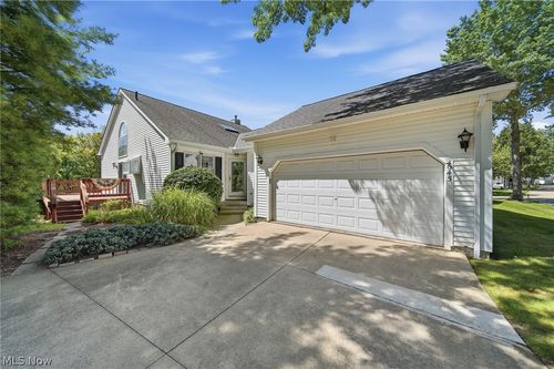 645 Grand View Ln, Aurora, OH, 44202-8884 | Card Image