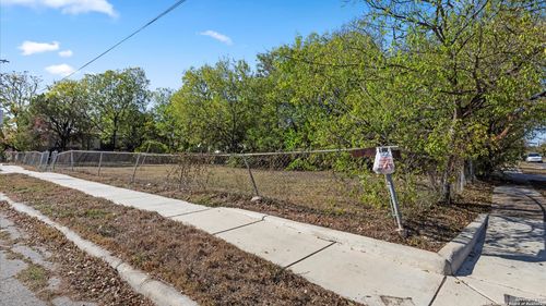 3302 W Houston St, San Antonio, TX, 78207-3635 | Card Image