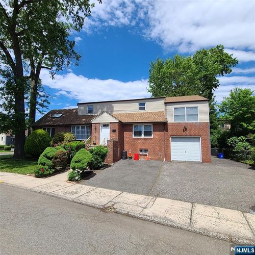 792 Kingsland Ave, Ridgefield, NJ, 07657-1420 | Card Image