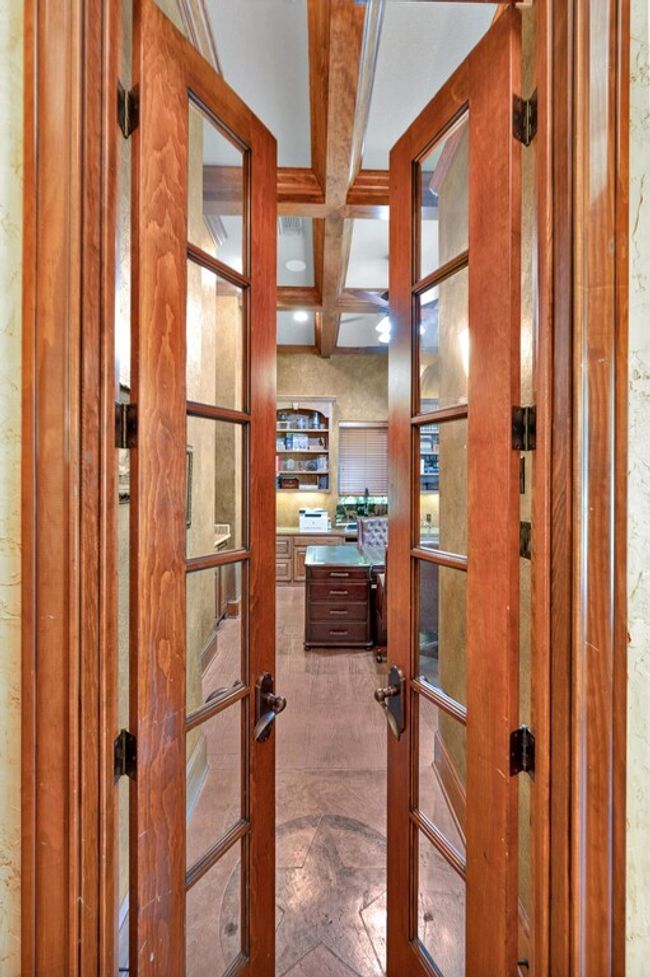 565 Lost Hunters Cyn, House other with 5 bedrooms, 5 bathrooms and 3 parking in China Spring TX | Image 33