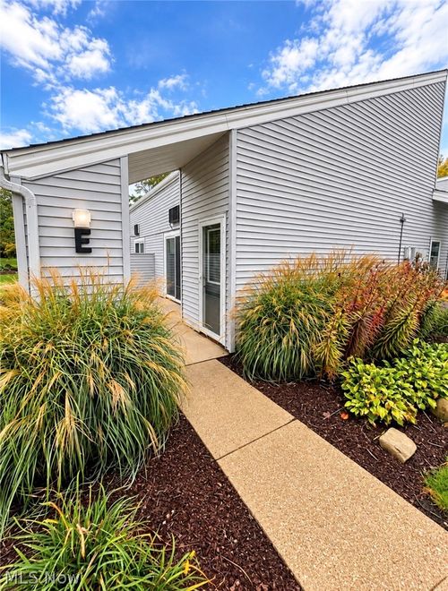e-1555 Cedarwood Dr, Westlake, OH, 44145-1875 | Card Image