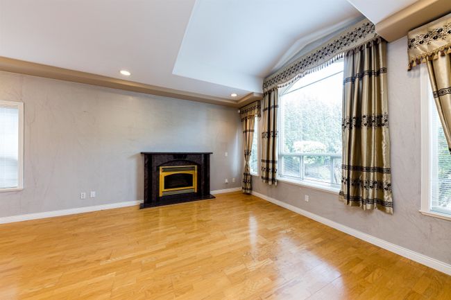 6828 Gilley Avenue, Home with 4 bedrooms, 3 bathrooms and 2 parking in Burnaby BC | Image 3