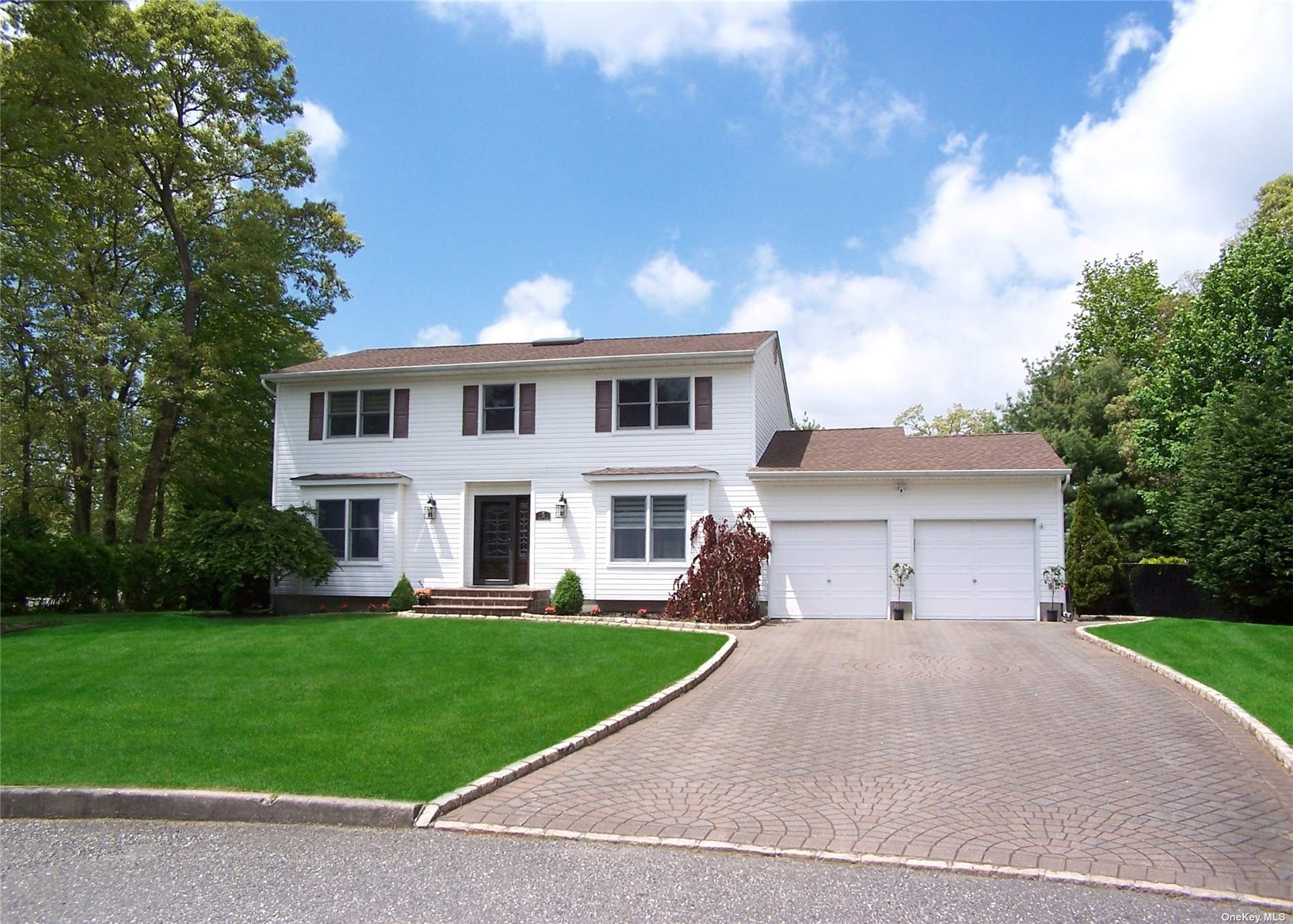 Taylor Ct, Ronkonkoma, NY 11779