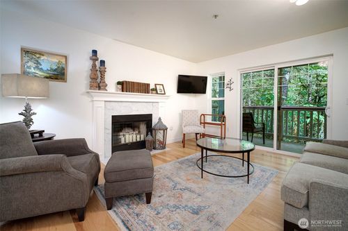 j238-18501 Se Newport Way, Issaquah, WA, 98027-9084 | Card Image