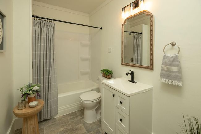 Main Floor Bathroom | Image 14
