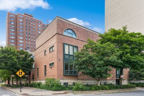 3-2910 N Commonwealth Ave, Chicago, IL, 60657-6277 | Card Image