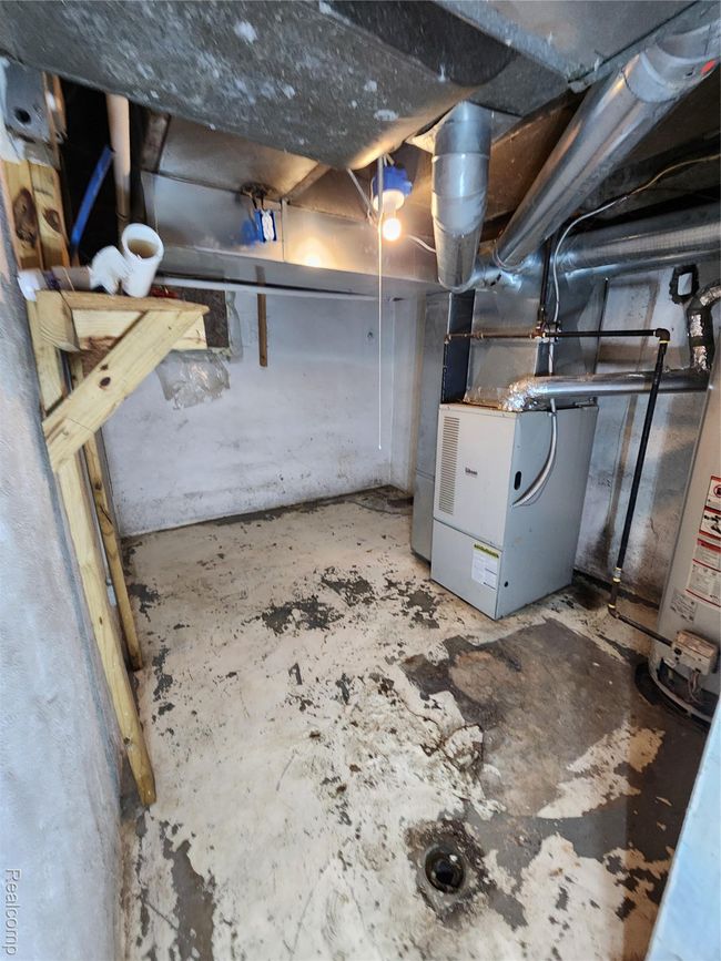 14) Basement Furnace room - 2518 Thom St. Flint (1).jpg | Image 13