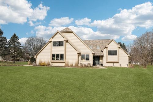 221 Crystal Drive, Hartland, WI, 53029 | Card Image