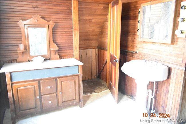 326 N Sycamore St, Home with 4 bedrooms, 2 bathrooms and null parking in Campbellsburg IN | Image 33