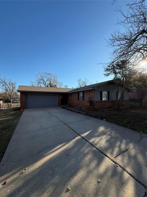 6520 N Grove Ave, Warr Acres, OK, 73132-7719 | Card Image