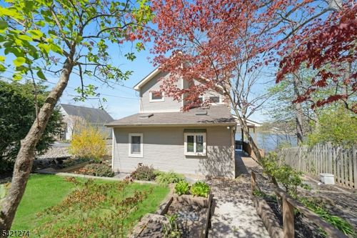 95 Wildwood Rd, Oak Ridge, NJ, 07438-9151 | Card Image