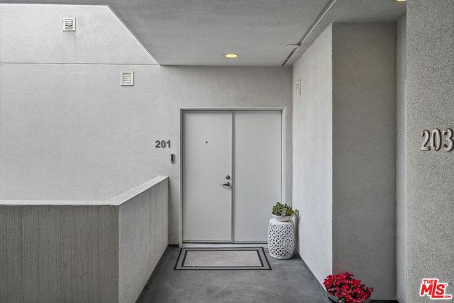 APT-201 - 5205 Ocean Front Walk, Condo with 2 bedrooms, 3 bathrooms and 2 parking in Marina del Rey CA | Image 5