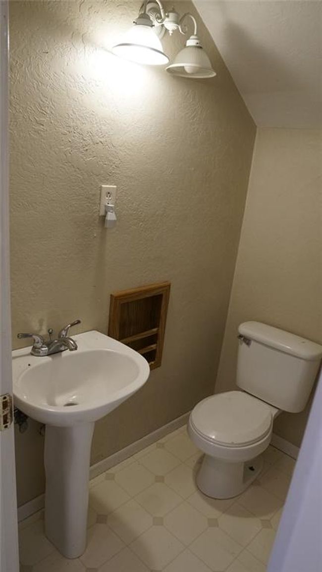 Upstairs bathroom | Image 23