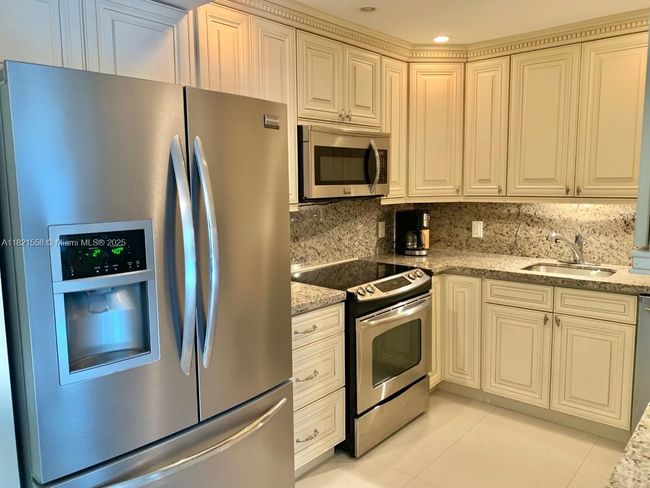 APT-5C - 1985 S Ocean Dr, Condo with 1 bedrooms, 2 bathrooms and null parking in Hallandale Beach FL | Image 4