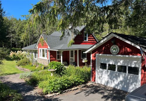 955 Beaverkill Rd, Livingston Manor, NY, 12758-4011 | Card Image