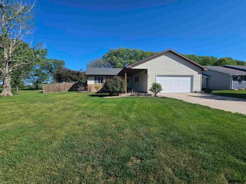 120 Crooked Creek Cir, Clay Center, NE, 68933-1067 | Card Image