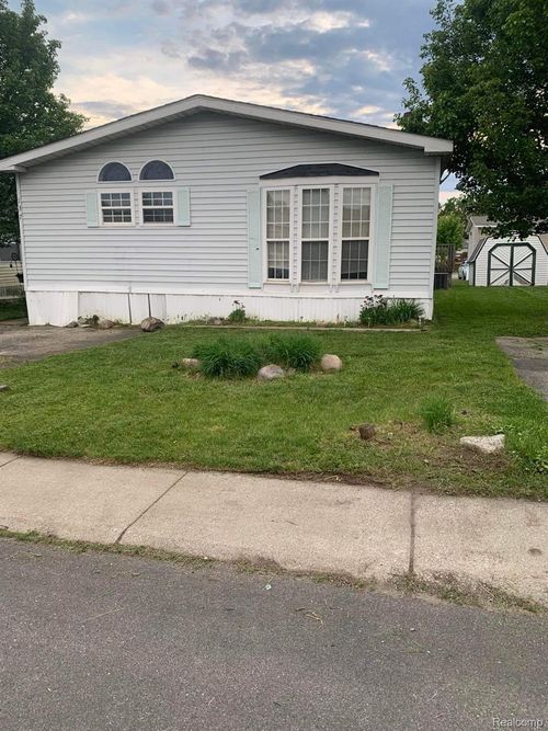 137 Scarlet Oak Ln, Oxford, MI, 48371-6330 | Card Image