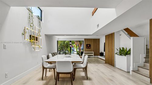 702-300 Poinciana Dr, Sunny Isles Beach, FL, 33160-4524 | Card Image