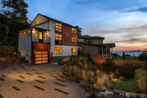 4527 W Raye St, Seattle, WA, 98199-3001 | Card Image