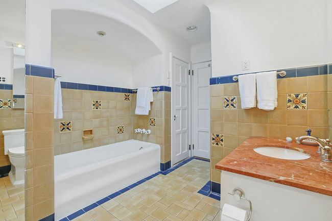 Separate tub and shower | Image 17