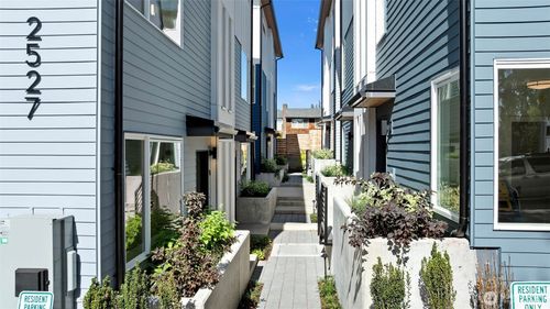 d-2527 29th Ave S, Seattle, WA, 98144-5401 | Card Image