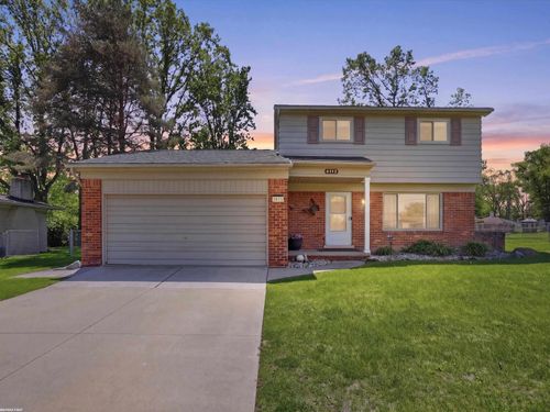 4112 Thorney Dr, Shelby Township, MI, 48316-2270 | Card Image