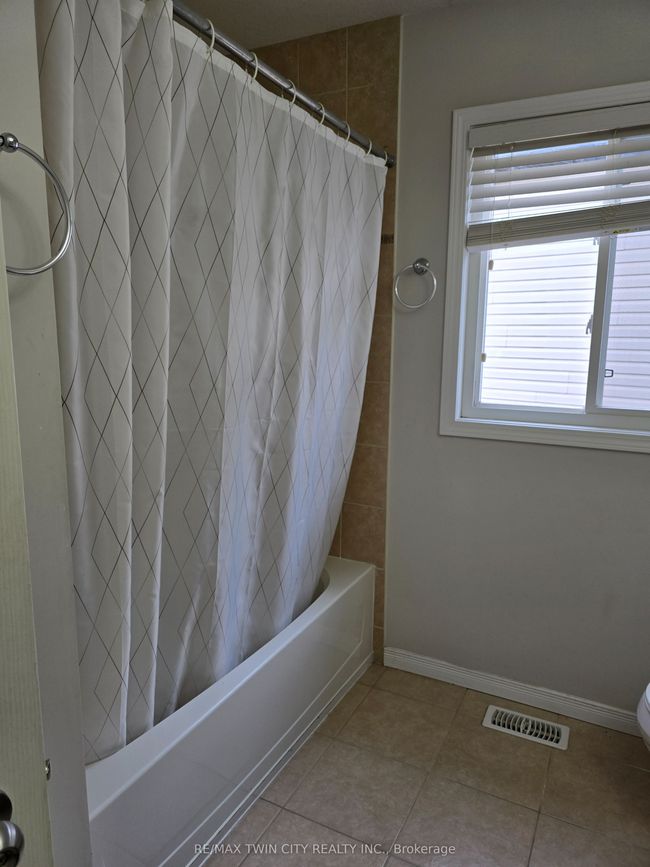 1316 Countrystone Dr, House other with 3 bedrooms, 3 bathrooms and 2 parking in Kitchener ON | Image 13