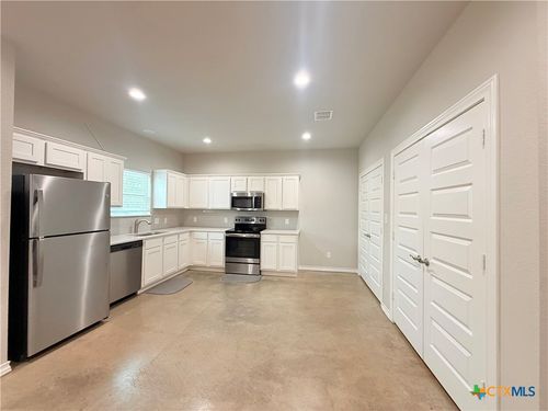 b-607 E Martindale St, Seguin, TX, 78155-3394 | Card Image