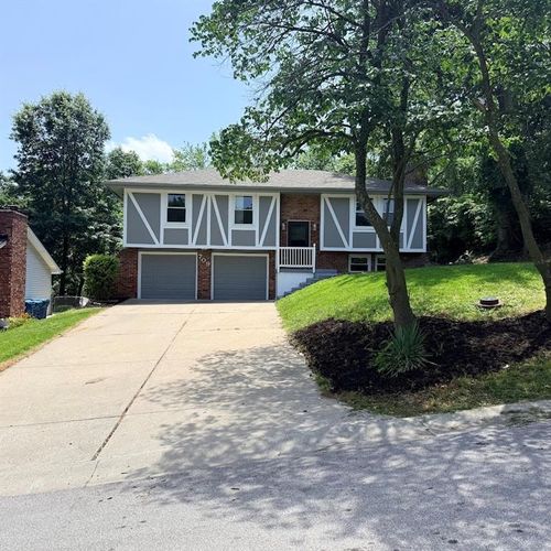 709 Elm St, Liberty, MO, 64068-1404 | Card Image