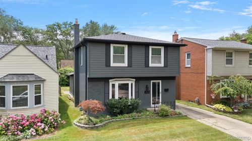 2023 Roslyn Rd, Grosse Pointe Woods, MI, 48236-1049 | Card Image