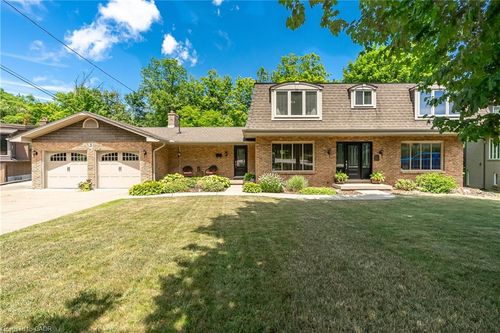 3 Maple Dr, Stoney Creek, ON, L8G3C1 | Card Image