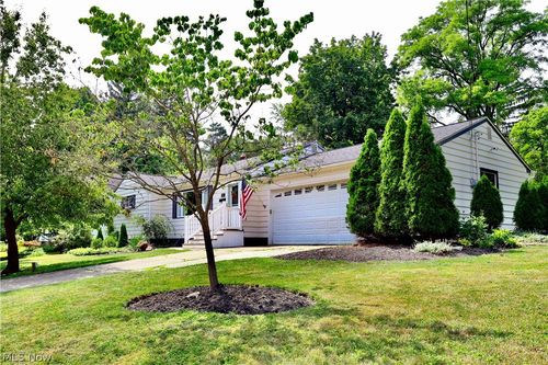 241 High St, Chagrin Falls, OH, 44022-2558 | Card Image