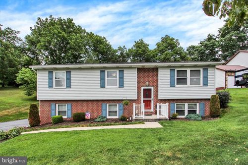 807 Pine Grove Dr, WAYNESBORO, PA, 17268-9673 | Card Image