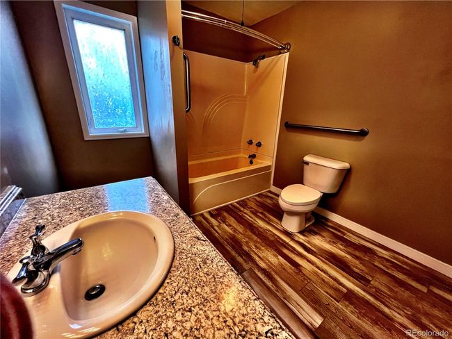 Full Bathroom | Image 17
