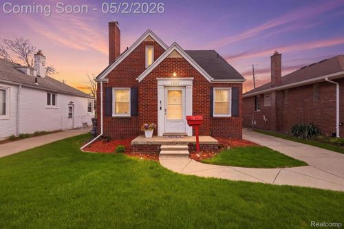 1857 Roslyn Rd, Grosse Pointe Woods, MI, 48236-1012 | Card Image