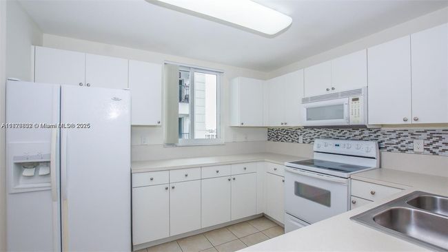 STE-906 - 10 Aragon Ave, Condo with 2 bedrooms, 2 bathrooms and null parking in Coral Gables FL | Image 4