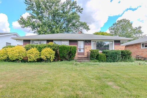 73 E Parkleigh Dr, Seven Hills, OH, 44131-2717 | Card Image