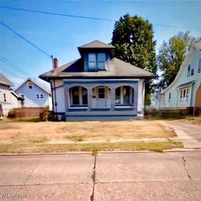 Bungalow with covered porch | Image 1