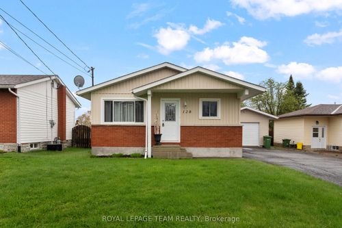 128 Ellis Ave, Pembroke, ON, K8A2H9 | Card Image