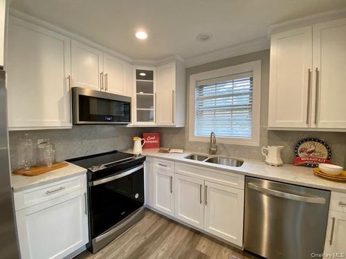 4b-93 Carole Court Carole Anex, Oyster Bay, NY, 11758 | Card Image