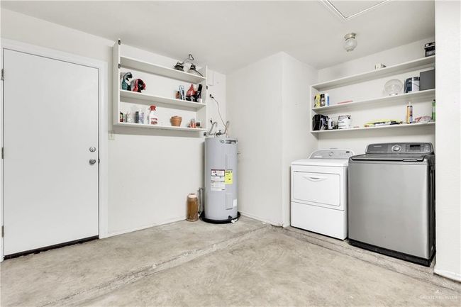 Laudry area in the garage | Image 15