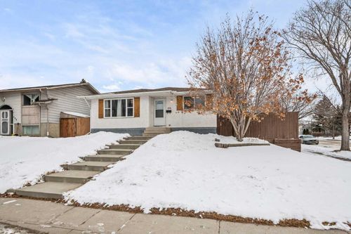 104 Doverthorn Close Se, Calgary, AB, T2B2G6 | Card Image