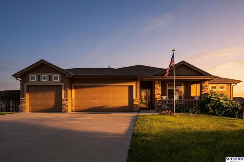 19479 Willow Cir, Gretna, NE, 68028-7018 | Card Image