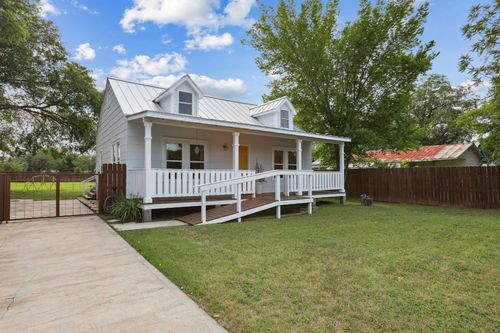 1916 Pecan St, Bastrop, TX, 78602-2140 | Card Image
