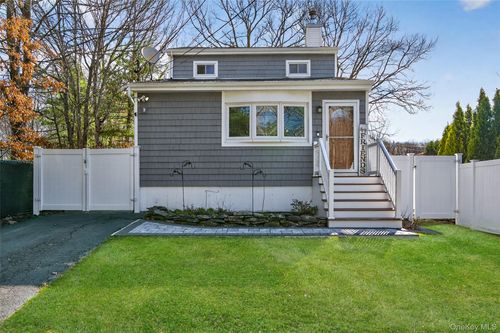 59 2nd Ave, Holtsville, NY, 11742-2303 | Card Image