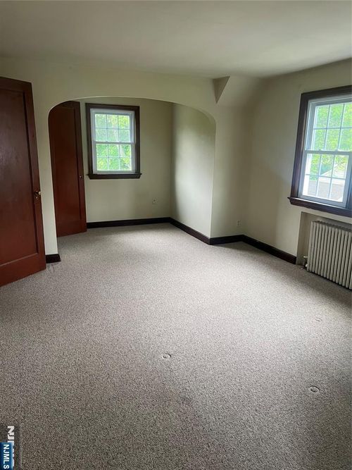 653 Godwin Ave, Midland Park, NJ, 07432-1450 | Card Image