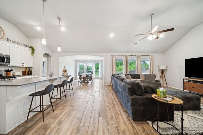 LARGE OPEN CONCEPT | Image 10