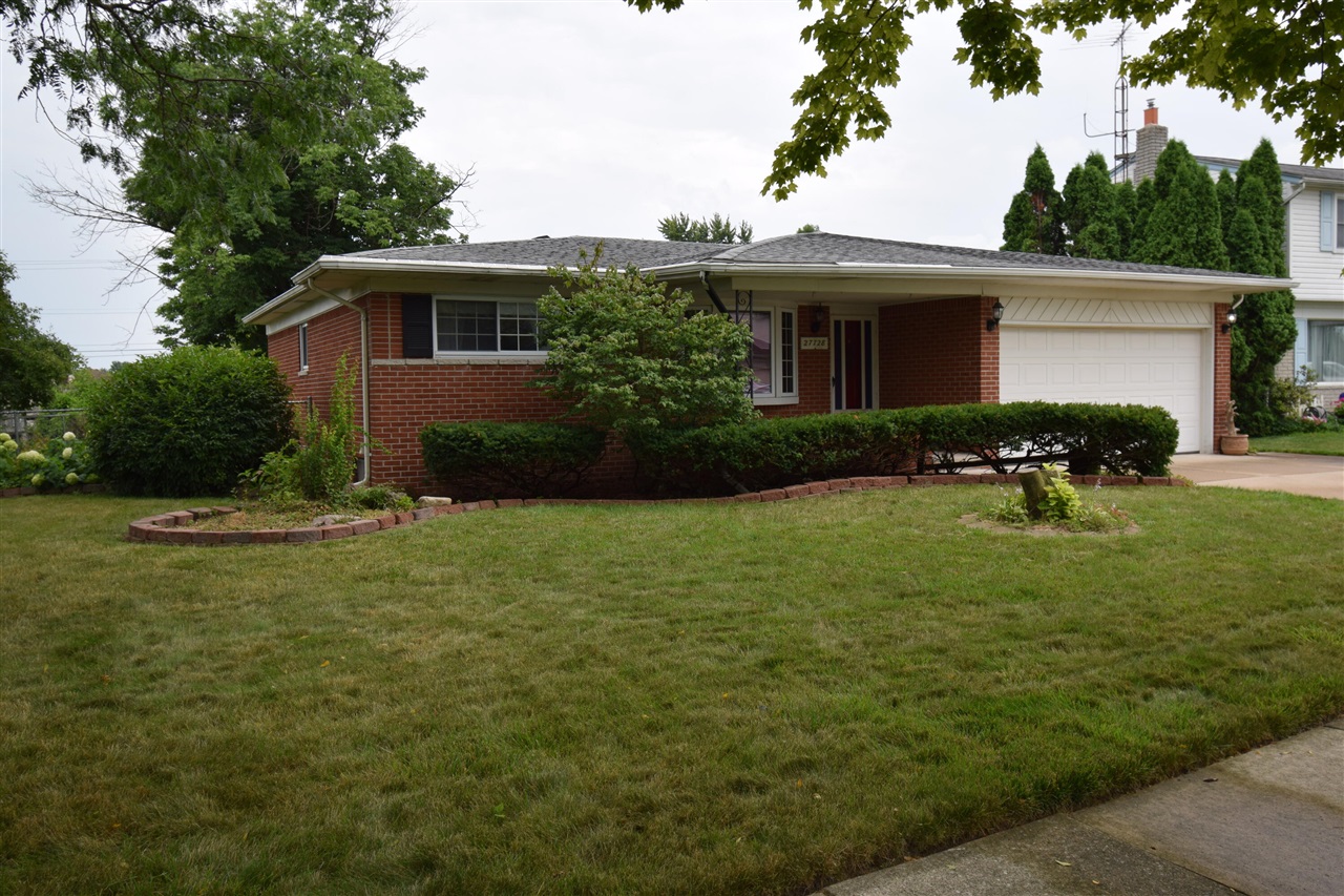Oakcrest Dr, Brownstown Twp, MI 48183